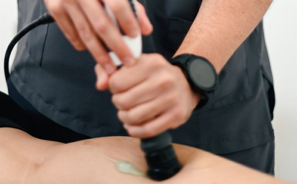 Fisioterapeuta aplicando ondas de choque en tratamiento de fascitis plantar