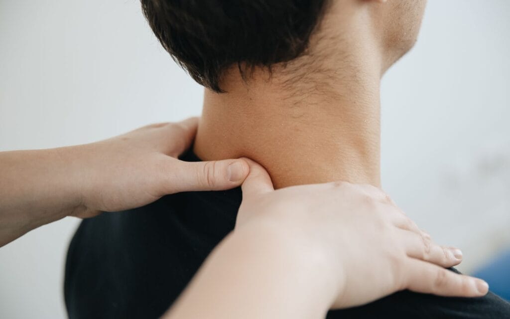 Fisioterapeuta tratando la zona cervical de un paciente con dolor de cuello en Fuengirola