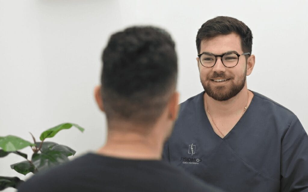Fisioterapeuta de Clínica FisioMood atendiendo a un paciente con dolor de hombro en consulta, Los Pacos (Fuengirola)