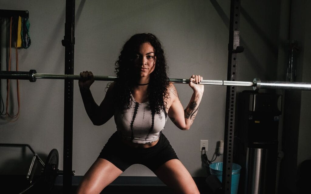 Mujer entrenando — recuperar el suelo pélvico y volver al deporte sin pérdidas, Fuengirola